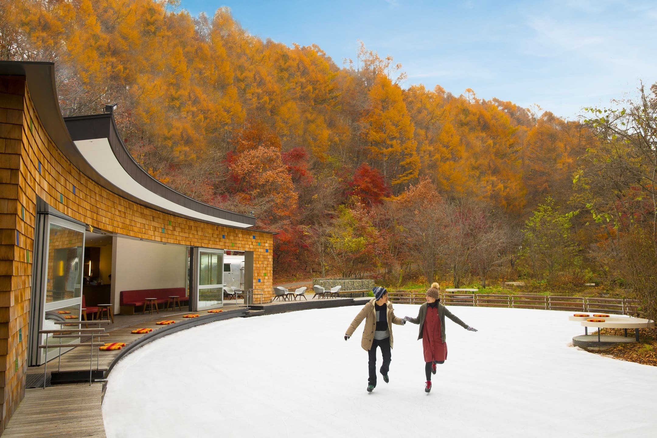 軽井沢星野エリア紅葉 スケートで秋を満喫 紅葉 のケラ池スケートリンク 19年度営業開始営業開始日 19年10月18日 星野リゾートのプレスリリース