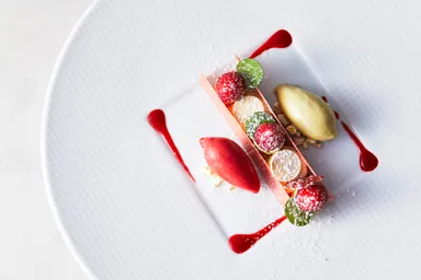 イチゴとクランブル　トンカ豆のパルフェグラッセ　ピスタチオのグラスとイチゴのソルベ