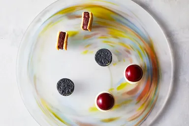 メレンゲにのせたフォアグラビーツ　黒胡椒のサブレと鹿のブーダン　竹炭のチップとブランタード