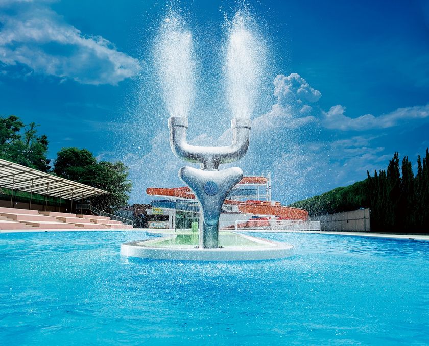 ひらパーのプール「ザ・ブーン」に
“巨大目洗い”が登場！？
超ひらパー兄さん園長 新CM「お前の成長」篇