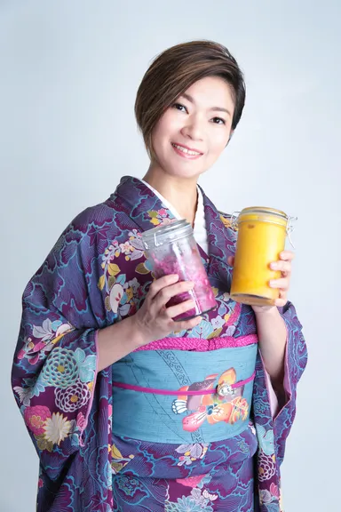 代表　是友 麻希