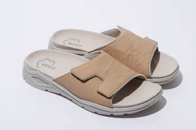 シワのよったパッキング包装紙を彷彿させるハイブリッドレザーモデル