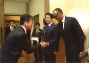 カガメ・ルワンダ共和国大統領(アフリカ連合議長)と握手する福岡 賢二神戸情報大学院大学副学長