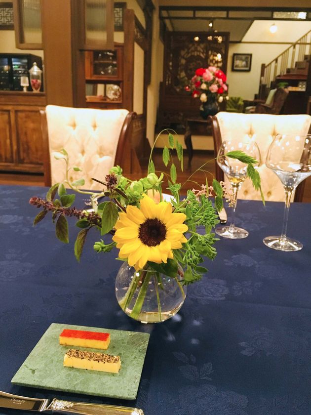 TBS系火曜ドラマ 『Heaven?〜ご苦楽レストラン〜』とコラボレーション
第２話のレストランコーディネートで使用された
ヒマワリの花と花器のセット「Heaven? Flower」を
全国のHibiya-Kadan Styleで7月16日（火）限定発売