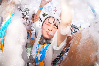 泡だらけ玉入れ競争