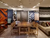 大阪 マルキン家具ショールームにて、デザイン性の高い「PDM洗えるラグマット」をタペストリーに見立てて展示