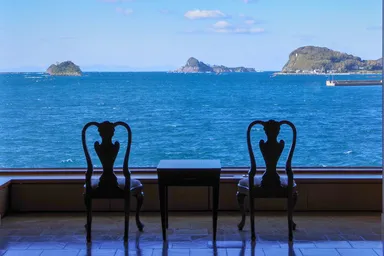 湯本湾が広がるロビー