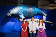名古屋市科学館の特別展「絶滅動物研究所」を見て回る出演者たち