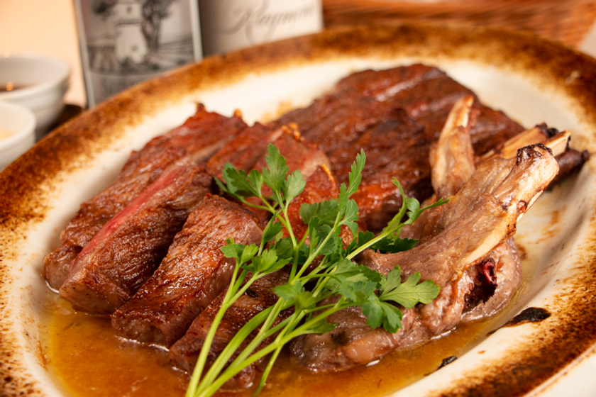 焼肉のトラジが恵比寿でNYスタイルステーキハウス
「T's STEAK HOUSE」が外国人客対応を強化