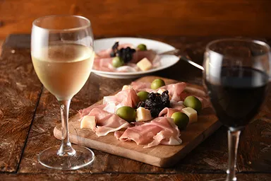 生ハム、グラスワイン