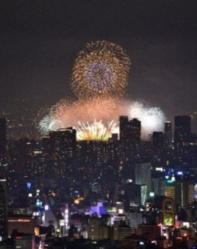 「ハルカス３００（展望台）」で大迫力の花火鑑賞
『なにわ淀川花火大会』８月１０日（土）の
観覧用特別入場券を７月１６日（火）から
発売いたします。