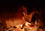 食材をしっとりと、旨味を凝縮させる薪の炎