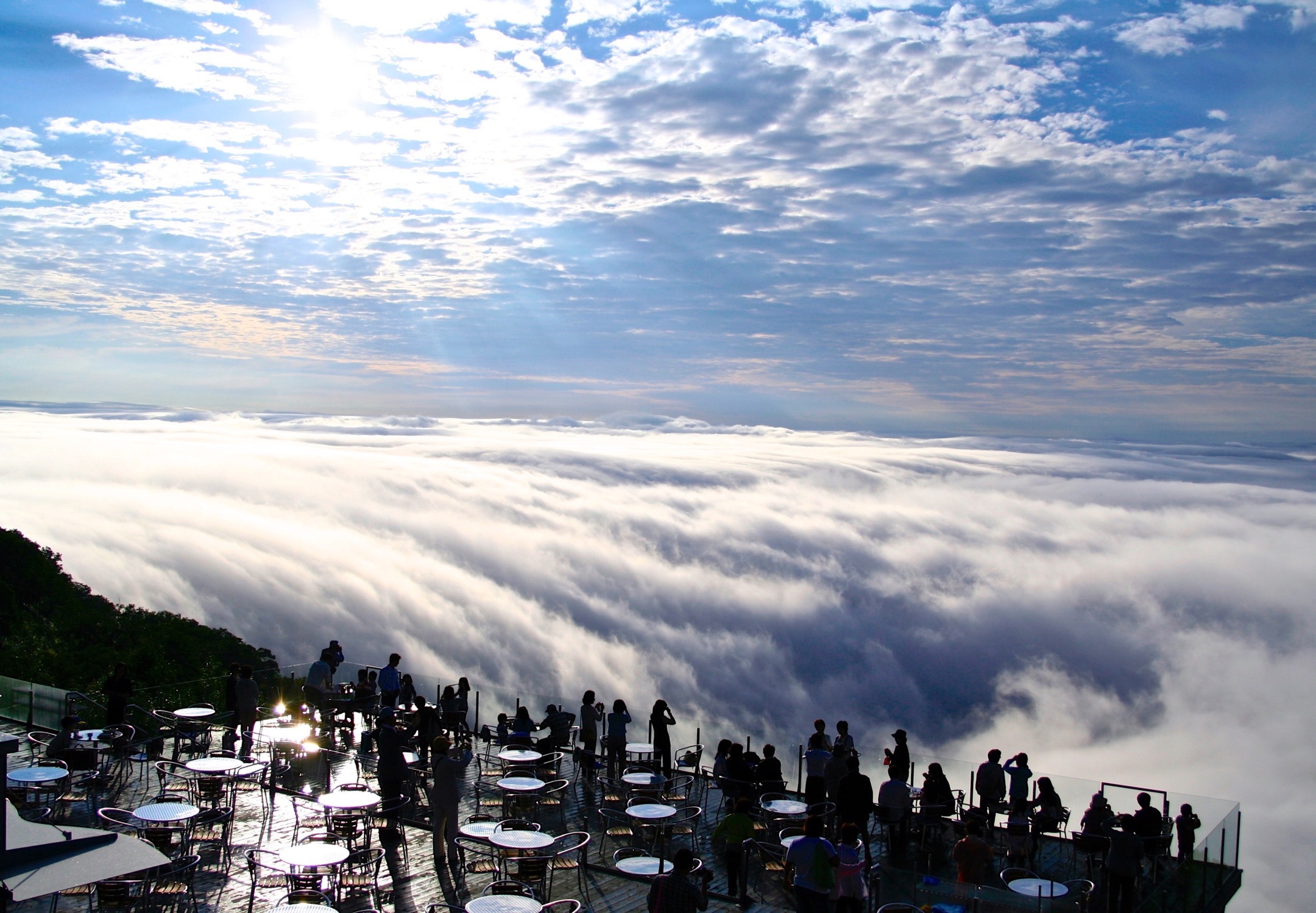 星野リゾート トマム「雲海テラス」に「Cloud Bar（クラウドバー）」がオープン眼下に広がる絶景を眺める雲の上の特等席オープン日：2019