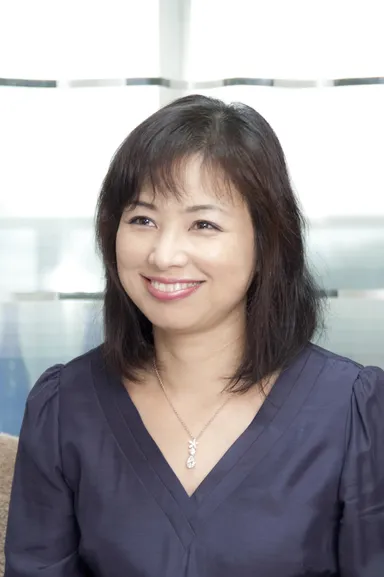 胸に輝くアルカのペンダント