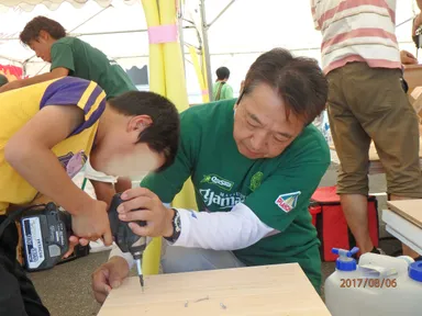 大工さんと一緒に工作