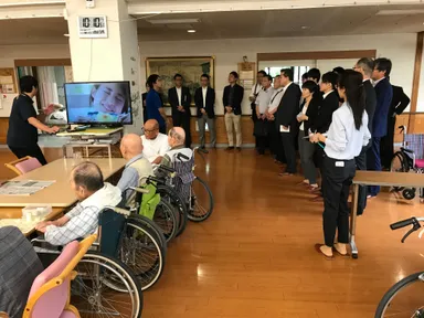 見学会で真剣に説明を聞く参加者の皆様