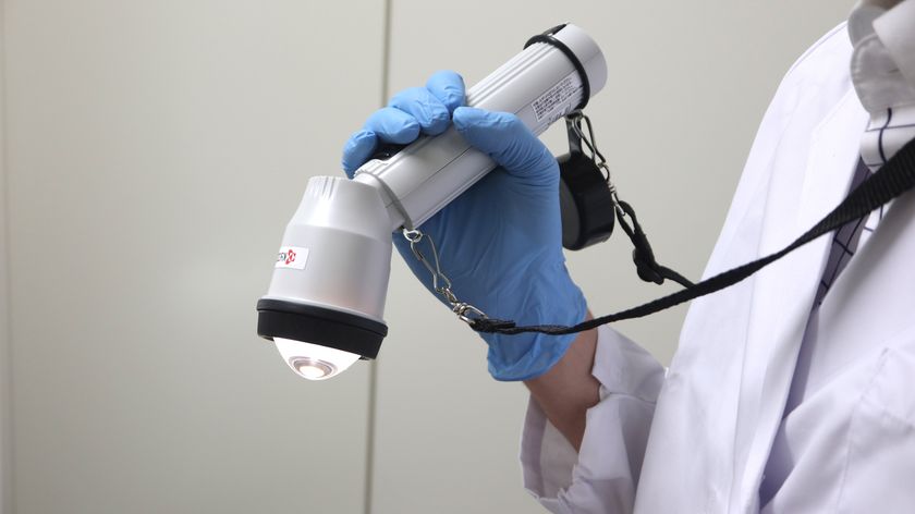 独自技術「CERAPHIC」により
高演色な光やスペクトルをカスタマイズ
京セラ製「LEDハンディライト」を開発