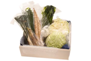 木箱に同梱される新鮮野菜