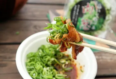 BBQのお肉にたっぷりの『こと九条ねぎ』をのせた“肉葱”