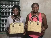 カゴバッグを生産するガーナの女性