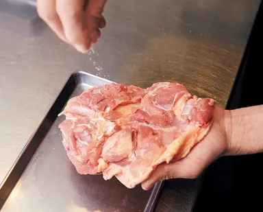 【鶏もも肉のソテー】1　塩のふり方