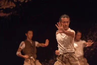 軍事教練をダンスで表現する