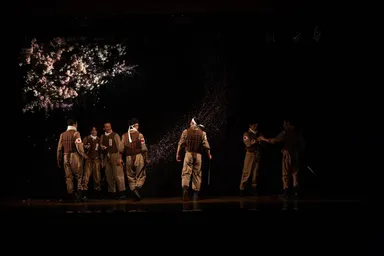 桜の下で待合せする特攻隊員達