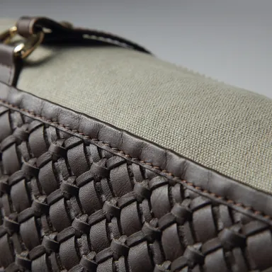 ショルダーバッグ(筒型) 全面のメッシュレザーの部分