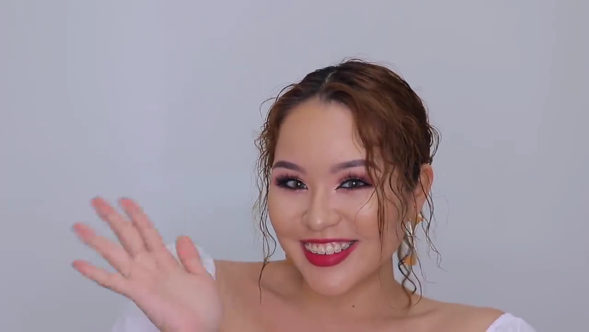 動画再生回数140万回突破！ファンデーションひと塗りで衝撃の結果に！
人気インフルエンサー　マリリンが、カバーマークの「フローレス フィット」を使った驚異のメイクテクニックを披露