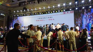 その場で高額決済をする富裕層