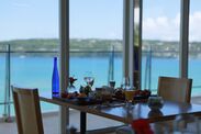 沖縄 創作レストランUMIZORAが古宇利島入口にオープン