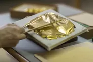 伝統工芸士が作り出す金箔を使用3