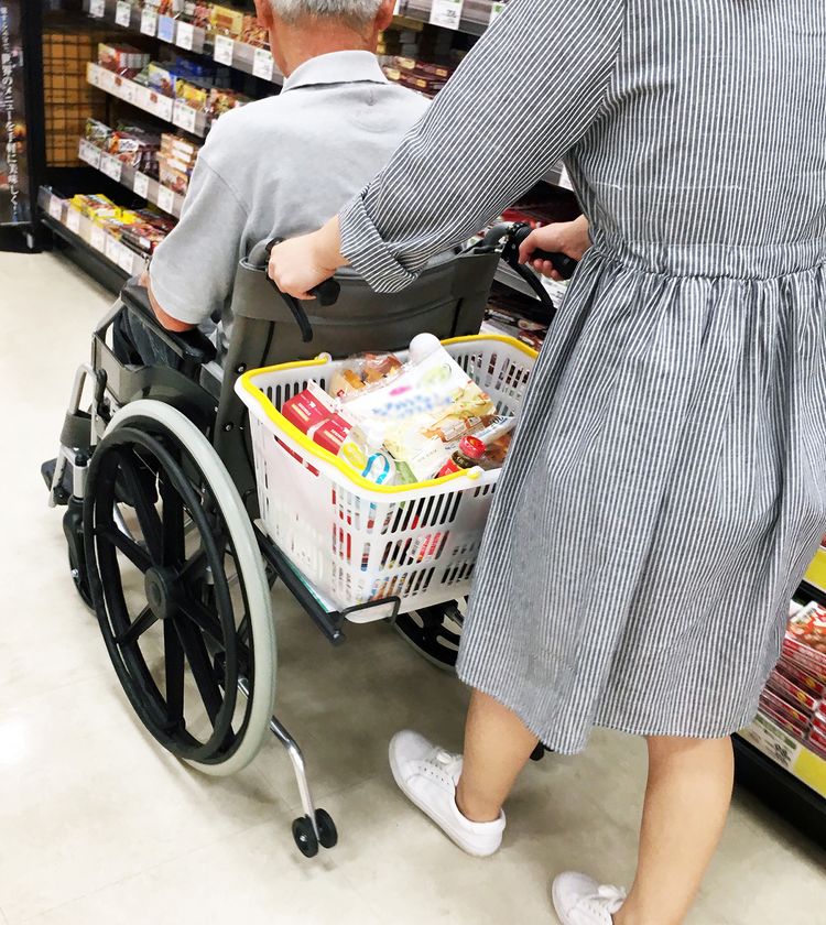 車椅子 を 押し ながら 買い物