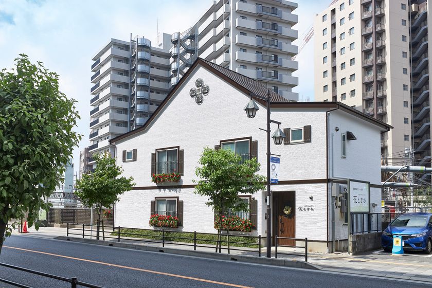 日比谷花壇、花と緑いっぱいの家族葬ホール
「メモリアルハウス　花ときわ」をオープン
さいたま市浦和区常盤に8月3日（土）オープン