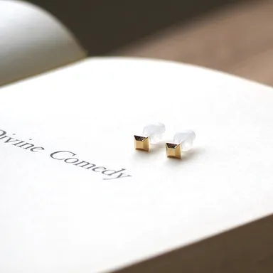 小さく繊細なアイテムも金具が見えないこだわりデザイン_セラミックポストピアス018