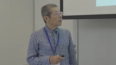 被爆体験を講話する川崎さん