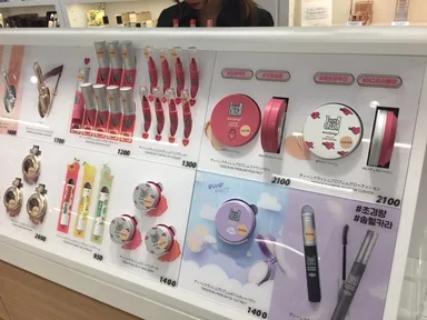 10代向けTEEN CRUSHのメイクアップ商品になります。