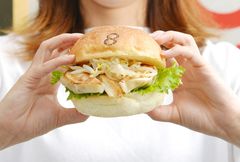 日本一の餃子の町“浜松”から浜松餃子バーガーをメインとしたご当地グルメバーガー専門店が8月9日OPEN！～高さ12cm超の“メガ盛り”バーガーも提供！～