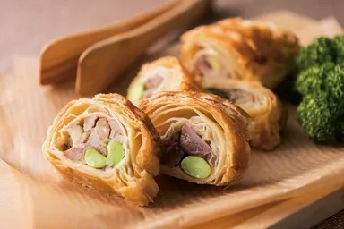 鶏肉と砂ずりのコンフィじゃがいもと茸のパイ包み焼き（土日祝ディナー限定）