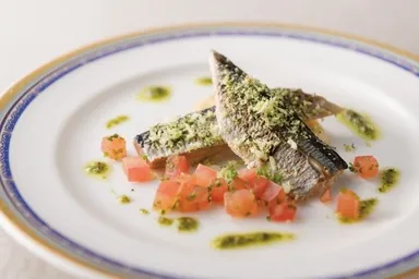 秋刀魚の香草パン粉焼きバルサミコの香りのフレッシュトマトソース