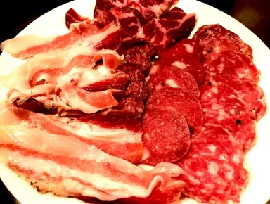 生ハム、ベーコン、サラミ盛り合わせ
