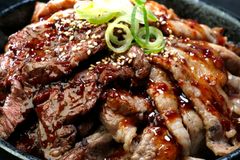 【肉丼専門店 新大久保肉劇場】のオープンを記念し、全メニュー半額キャンペーンを8月23日～25日に開催