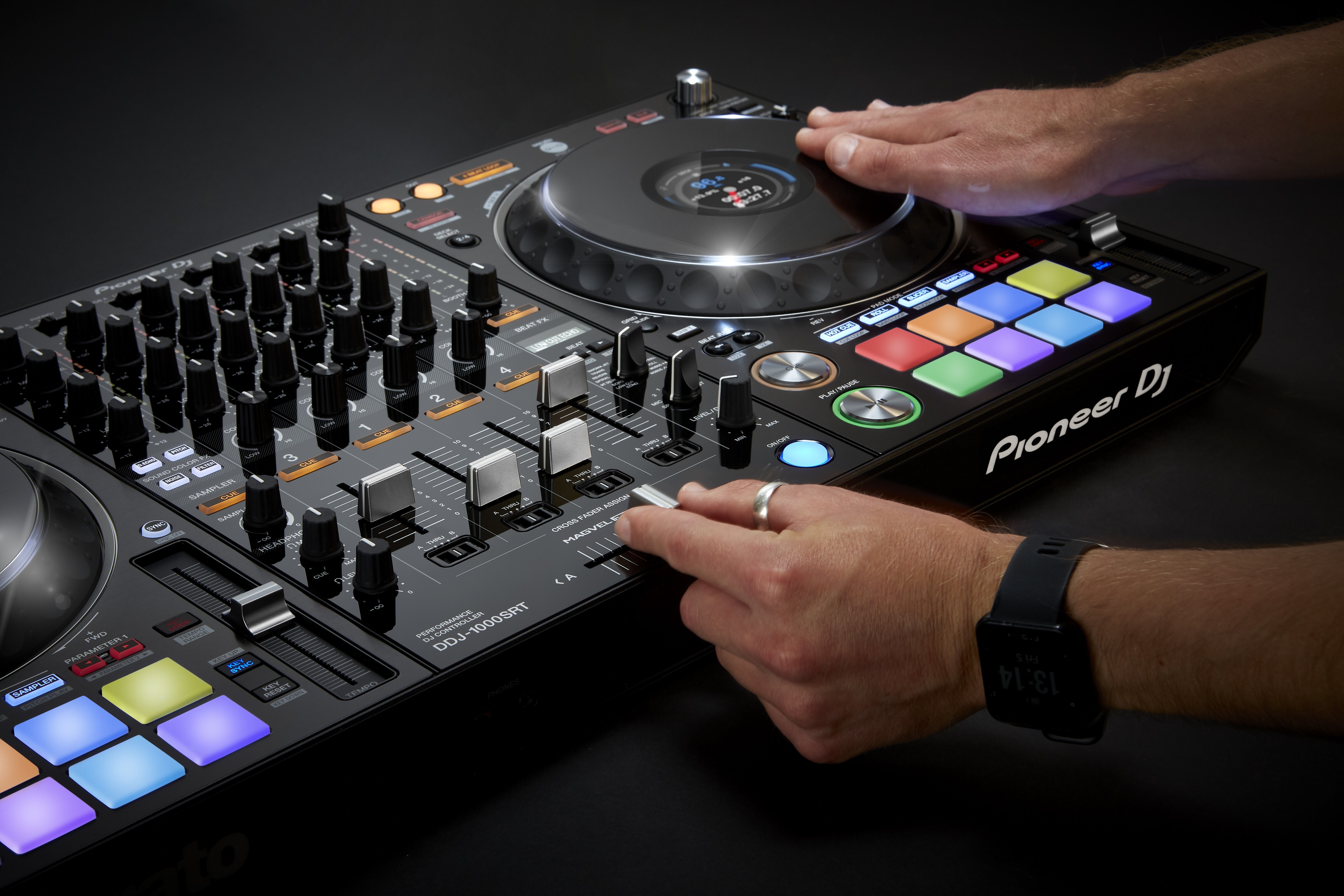 Pioneer DJ、「Serato DJ Pro」専用4chパフォーマンスDJコントローラー「DDJ-1000SRT」を8月下旬に発売