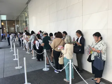 新宿店・チラシを手に開店を待つお客様