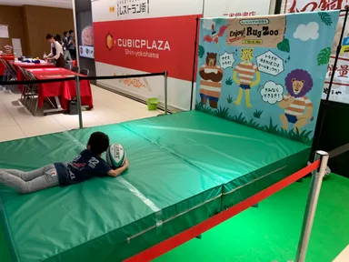 マットに飛びこみ、トライを体験！