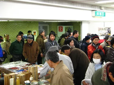 会場直後の人の波