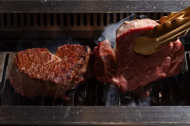 目の前で焼く厳選ヘレ肉