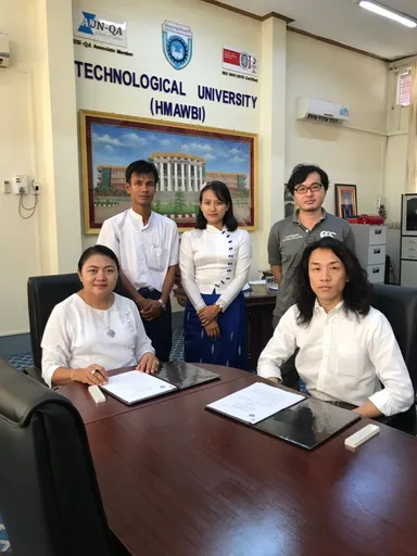 (写真手前左：TUH/Dr. Kay Thi Lwin、写真手前右：Gozioki/吉田代表)