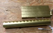 金色に塗装した手すりと補強板