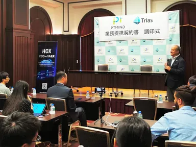 祝辞を述べる花井氏